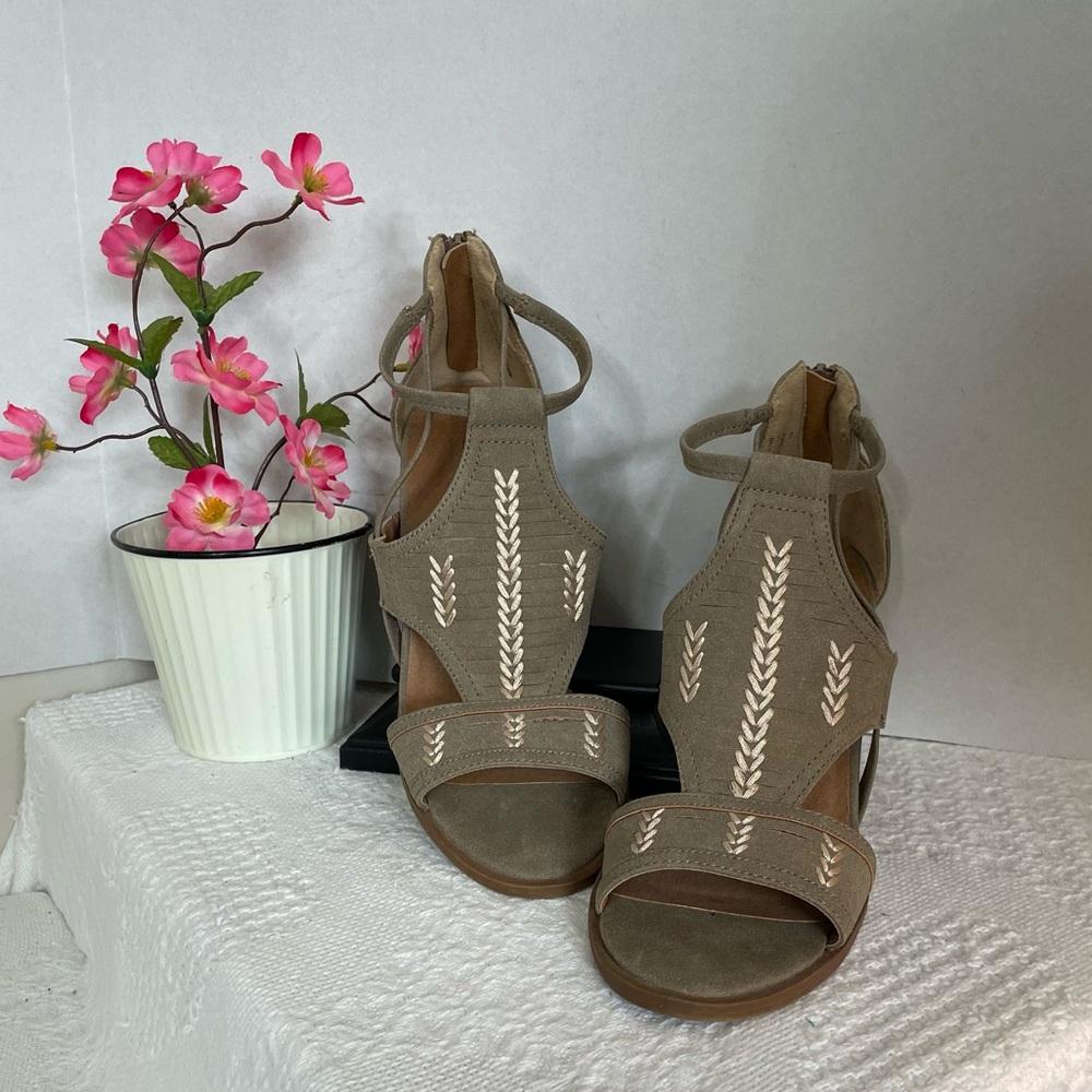 Maurices Taupe‎ Sandals with Arrow Embroidery~ Size 7M